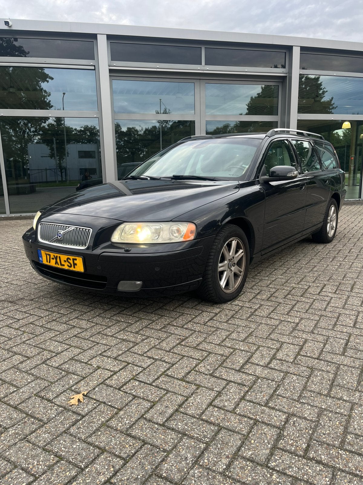 Volvo V70 2.4 D5 AUT 2007 Zwart, Auto's, 1800 kg, Beige, 1553 kg, Automatische klimaatregeling