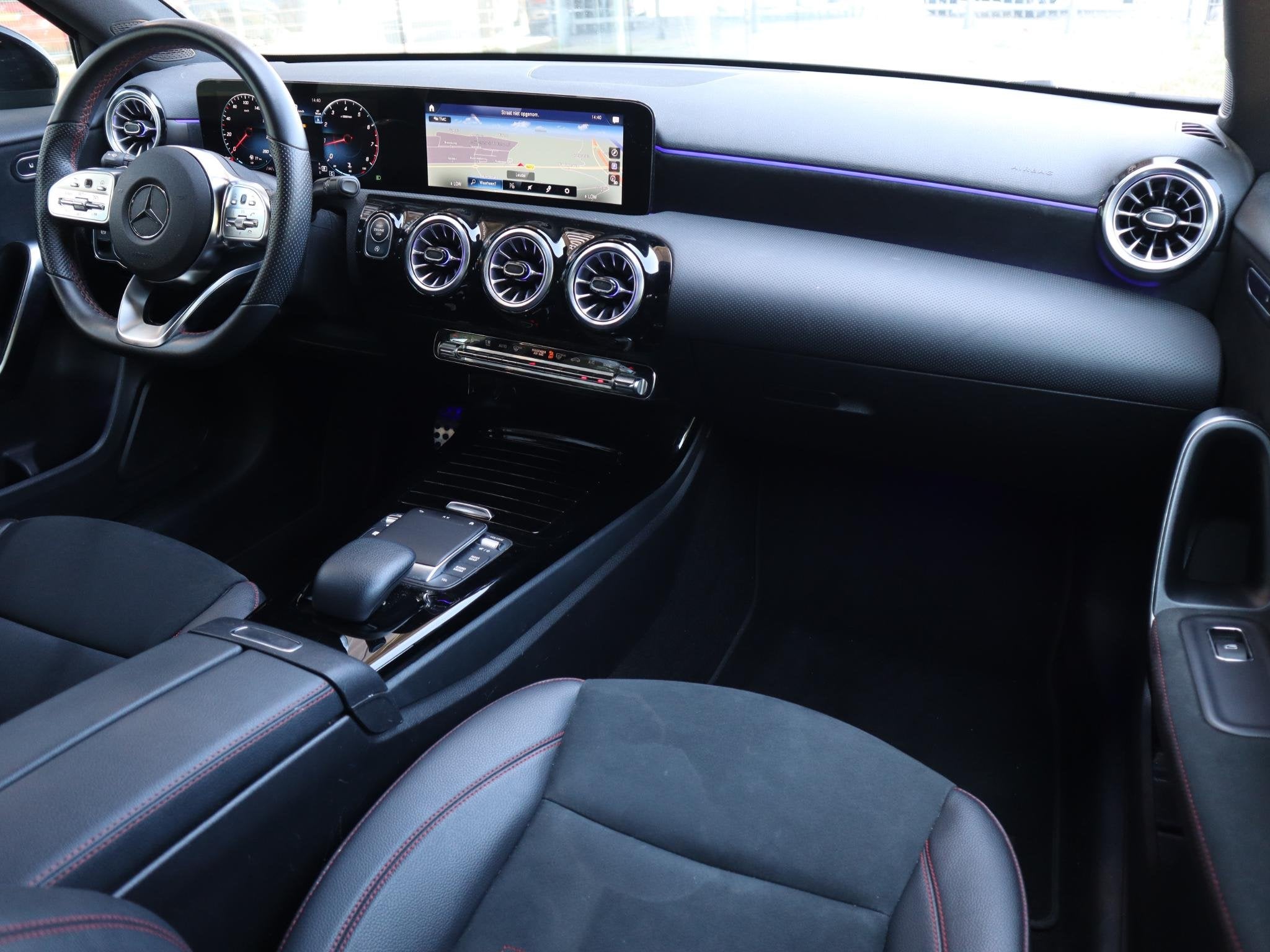 Mercedes-Benz A-klasse 180 AMG Line l Keyless l achteruitrij, Auto's, Dealer onderhouden, Gebruikt, 4 cilinders, Origineel Nederlands