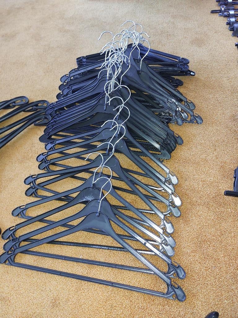 Stevige kledinghangers met pantalonlat, Ophalen of Verzenden, Zo goed als nieuw, Kunststof, Kinderen en Volwassenen