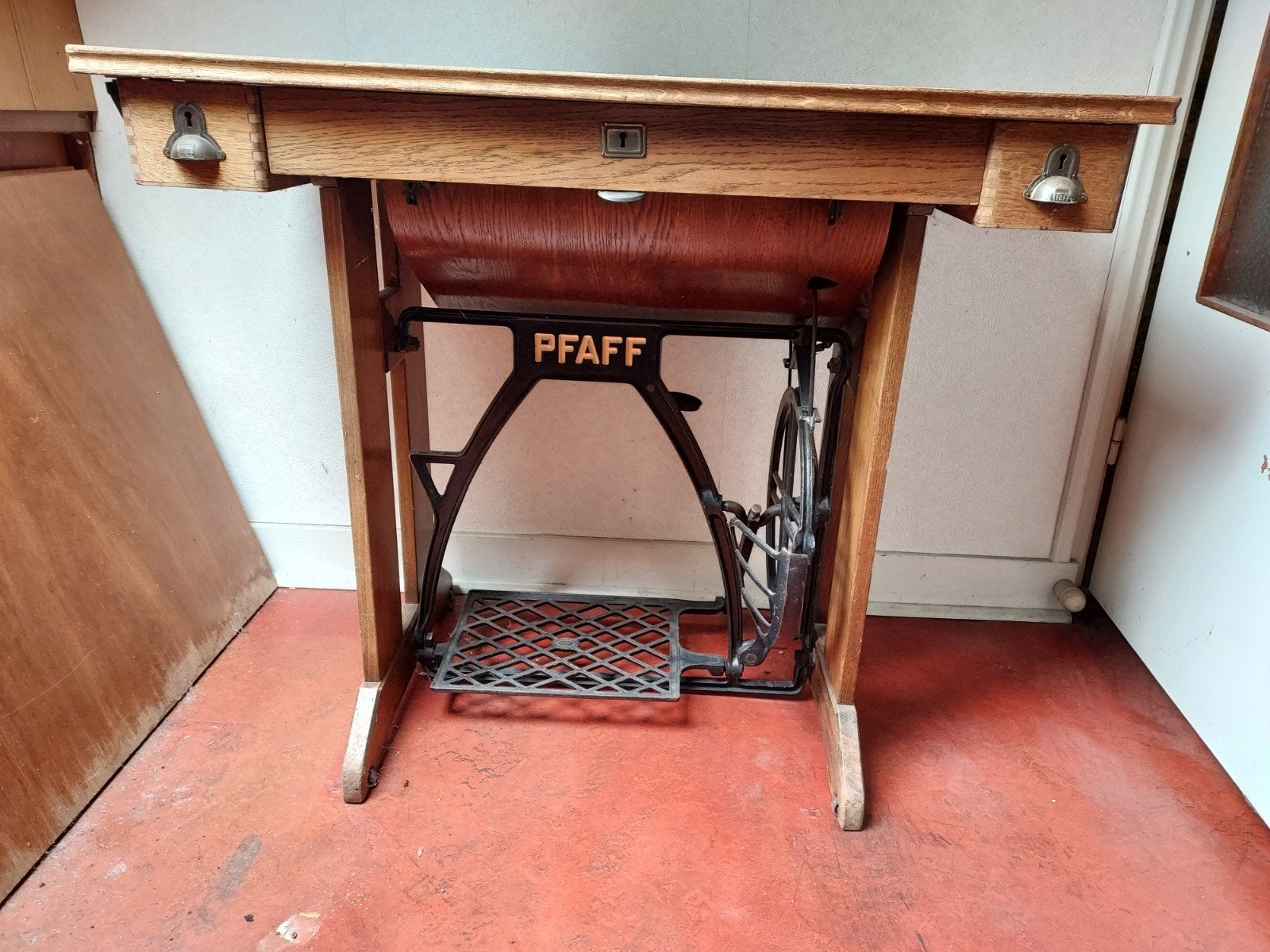 Antieke Pfaff naaimachine met houten onderstel, Antiek en Kunst, Ophalen