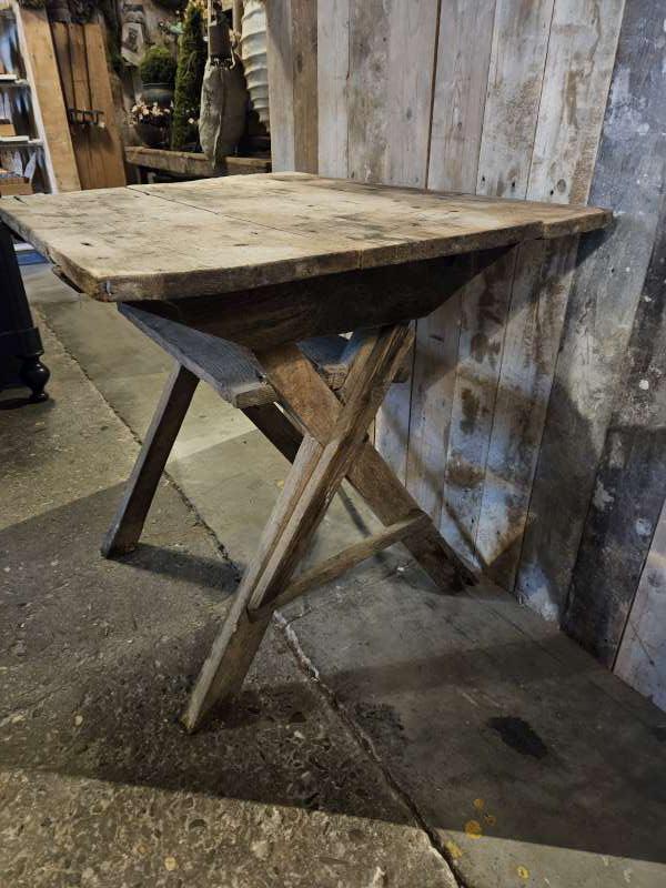 oude stoere tafel ``WOONWINKEL RUSTIEK``, Ophalen