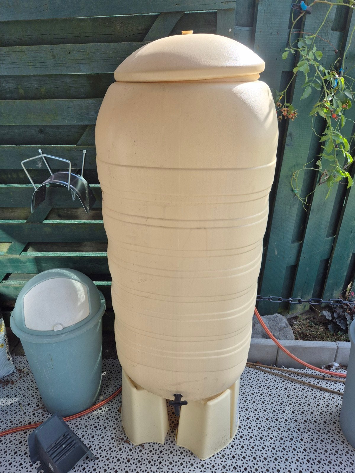 Regenton 280L met kraantje en voet, Tuin en Terras, Ophalen, Kunststof, Met kraantje, 150 liter of meer