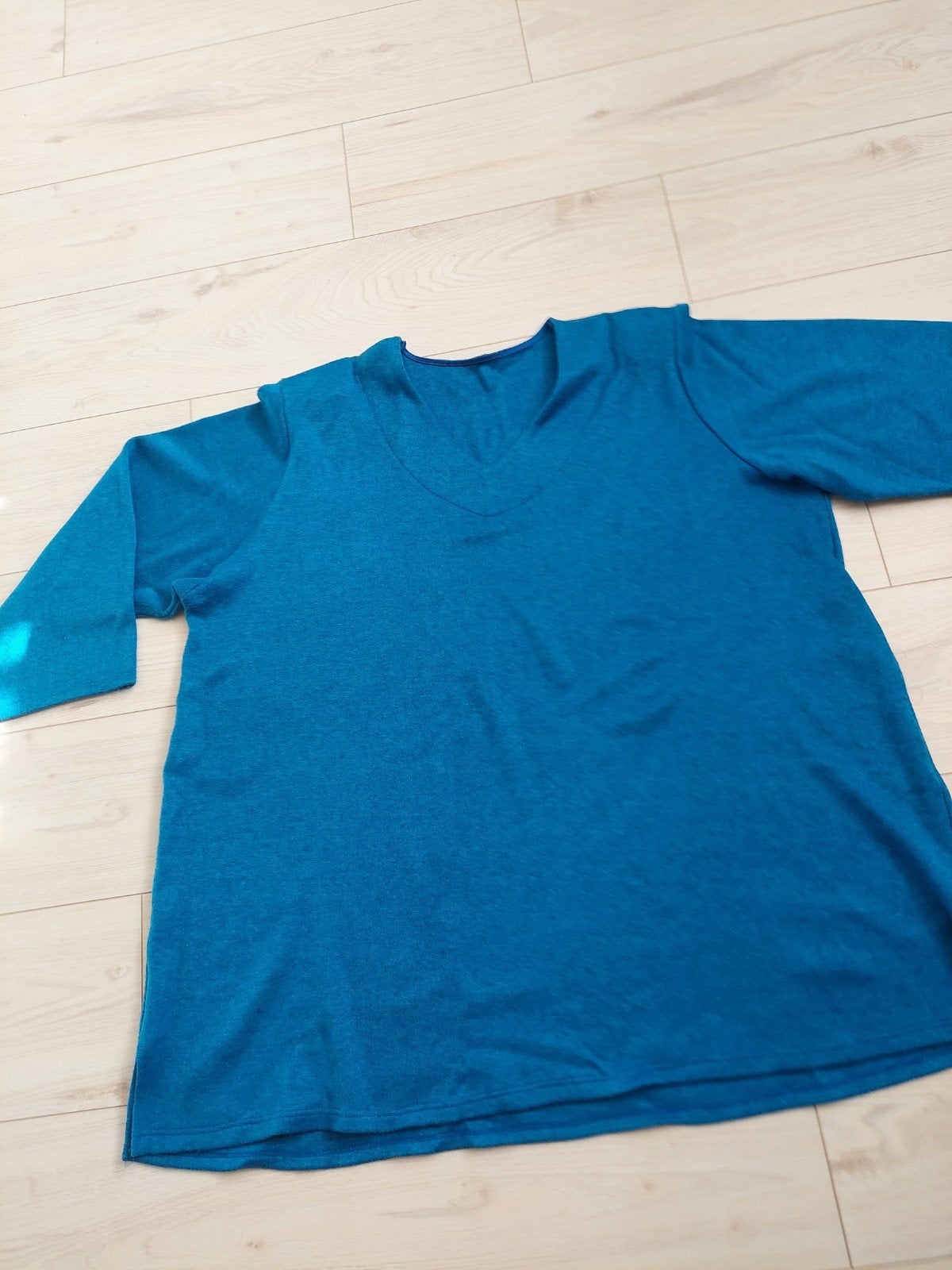 Blauw T-shirt met V-hals en driekwart mouwen, maat 54-56, Blauw, Shirt of Top, Ophalen of Verzenden, Onbekend