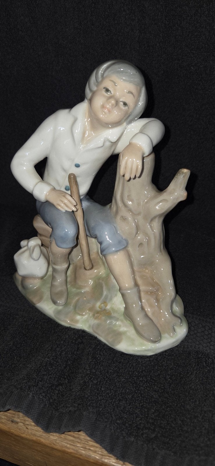 Porseleinen beeldje: Jongen met stok en boomstronk, Antiek en Kunst, Ophalen of Verzenden, 20 - 50 cm, Steen of Keramiek, Beeld