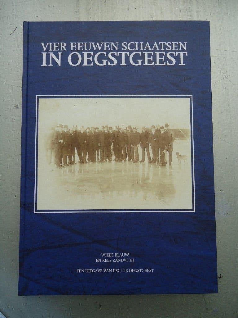Vier Eeuwen Schaatsen in Oegstgeest - Geschiedenis, 20e eeuw of later, Wiebe Blauw en Kees Zandvliet, Ophalen of Verzenden, Zo goed als nieuw