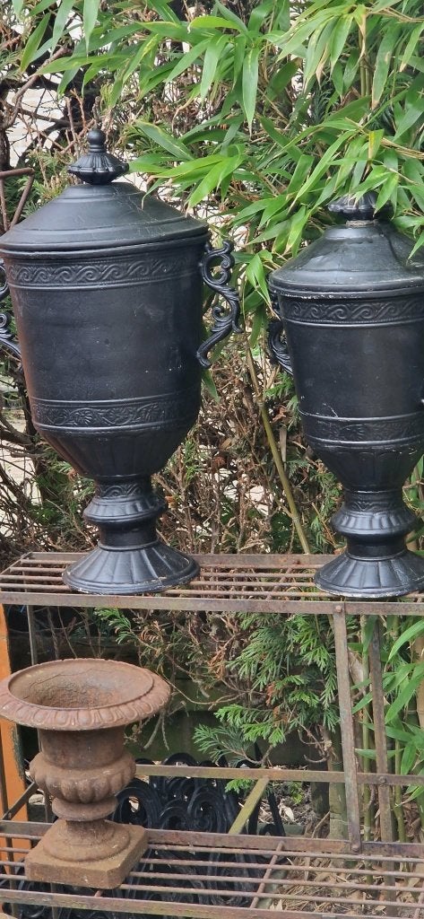2 statige metalen tuinvazen(type amfora) + deksel (brocante), Ophalen of Verzenden, Gebruikt