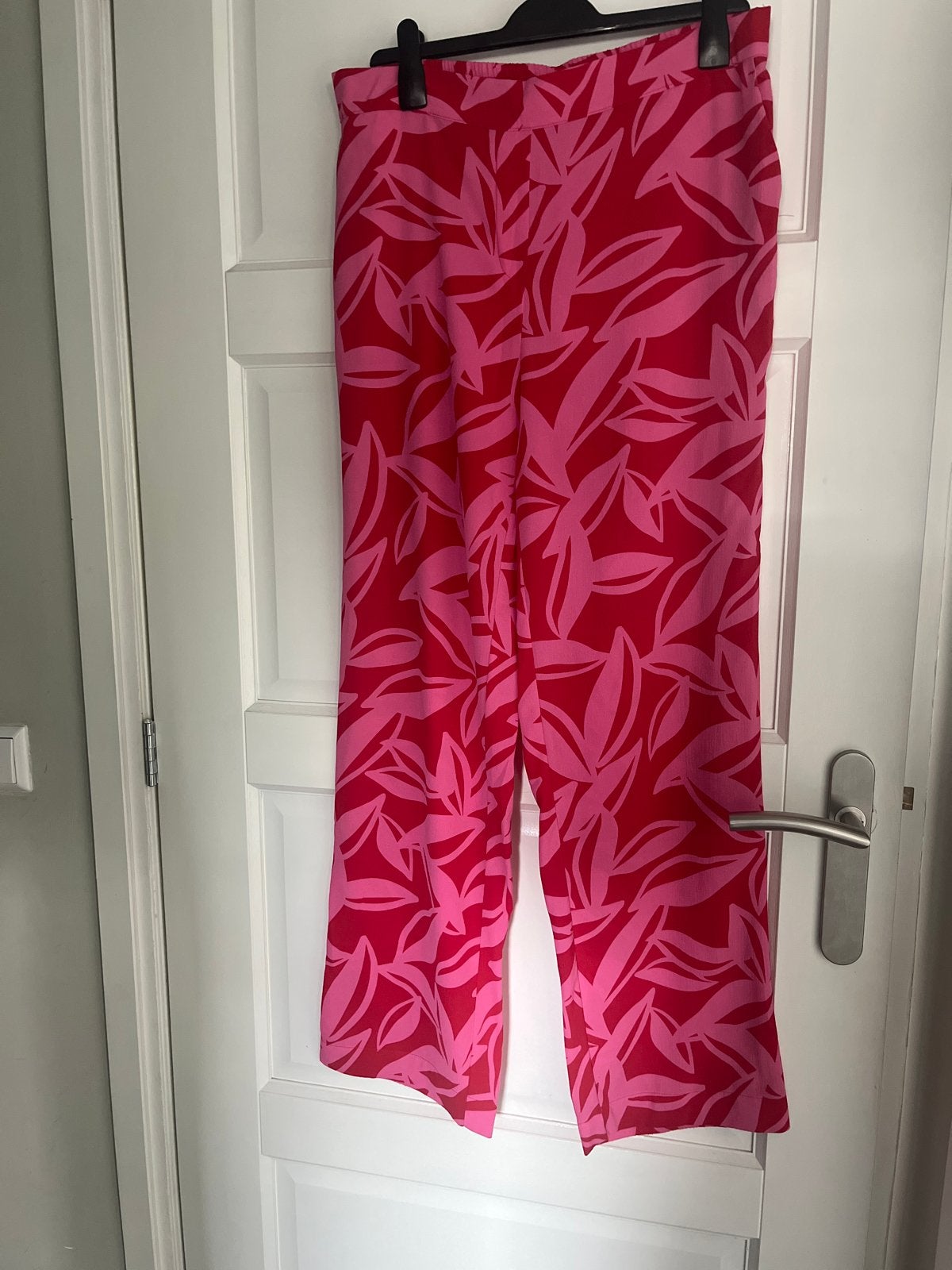 El Corte Inglés broek rood/roze met bladprint, maat L, Kleding | Dames, Maat 42/44 (L), Ophalen of Verzenden, Zo goed als nieuw