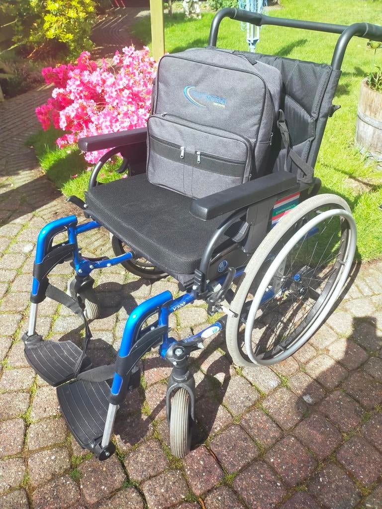 Rolstoel met massieve banden en duwstang,  Incl tas en kusse, Diversen, Rolstoelen, Ophalen, Duwrolstoel