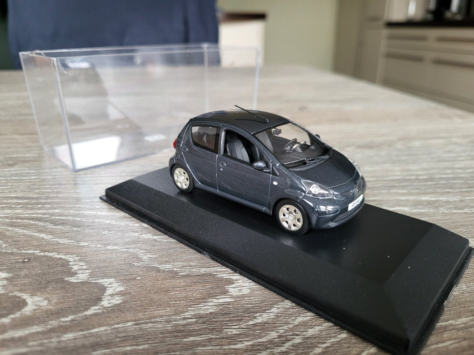 Toyota Aygo schaal 1:43, Ophalen of Verzenden, Zo goed als nieuw, Auto, Overige merken