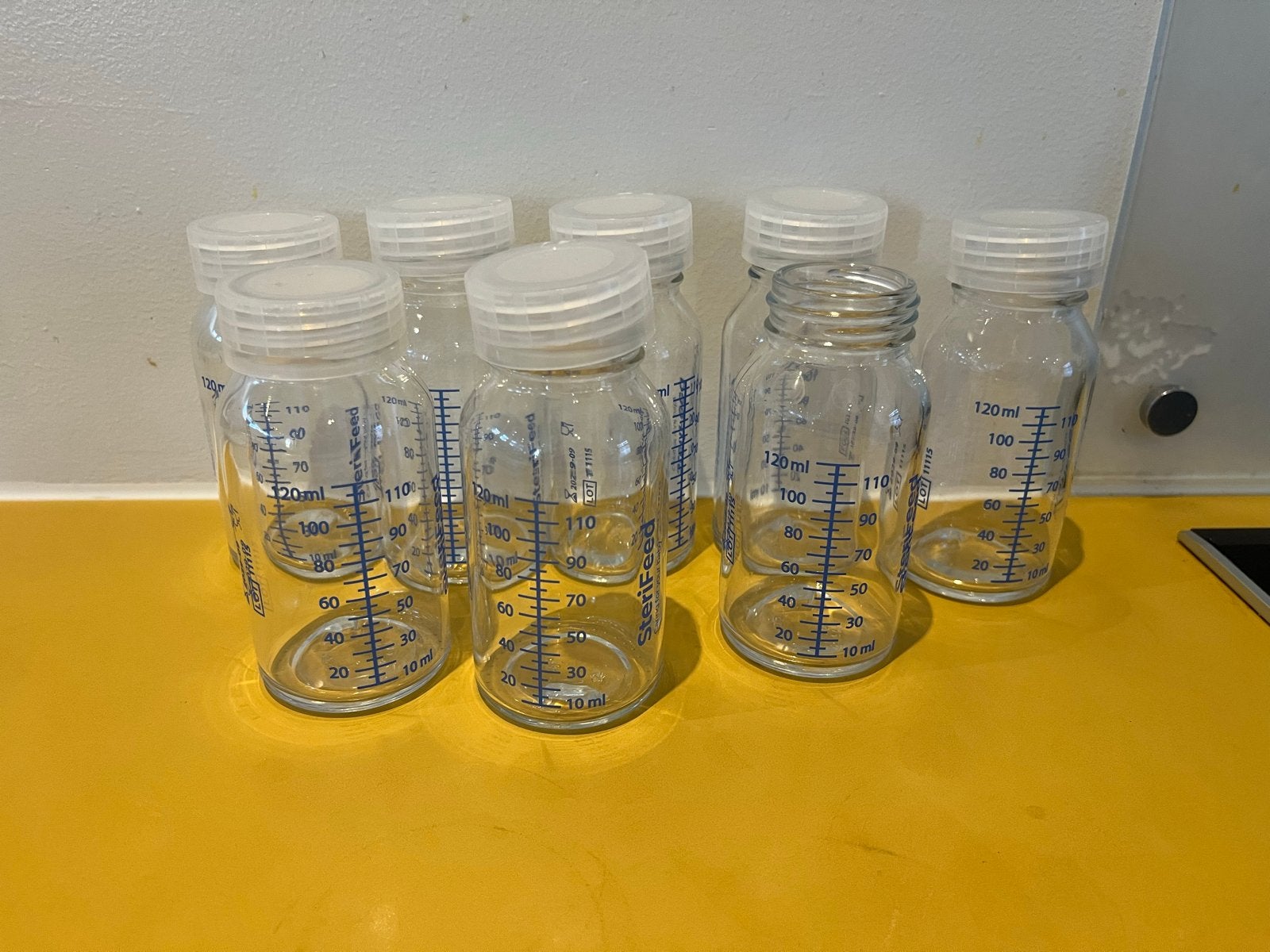 8 Glazen moedermelk bewaarflessen, Ophalen, Medela, Bewaarbakje, Zo goed als nieuw
