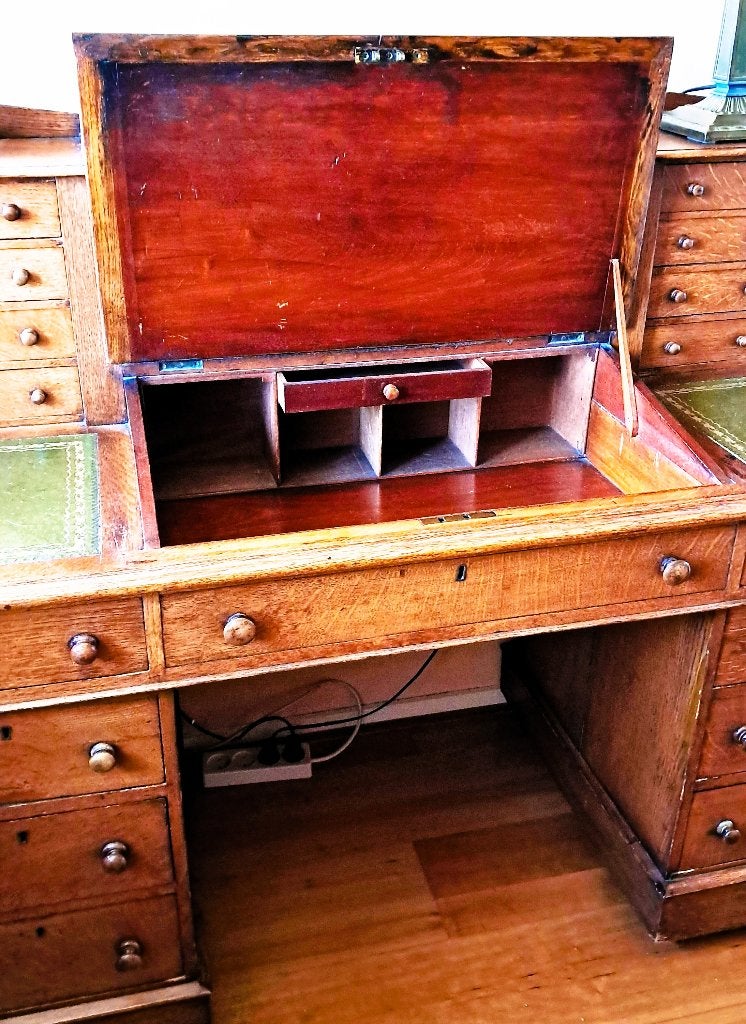 Foto 8 van Uniek Antiek Eiken Dickens Bureau (ca. 1910) – Blikvanger!