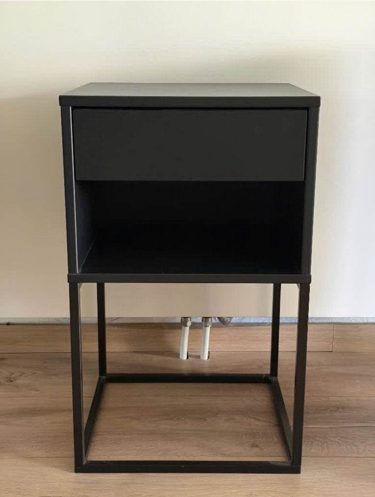 Nachtkast Vikhammer zwart (Ikea), Ophalen, Zo goed als nieuw, Minder dan 45 cm, 55 tot 70 cm