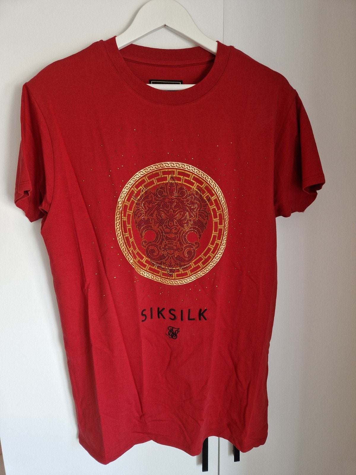 SikSilk T-shirt  Bordeauxrood met Gouden Opdruk - Maat M, SikSilk, Maat 48/50 (M), Nieuw, Ophalen of Verzenden