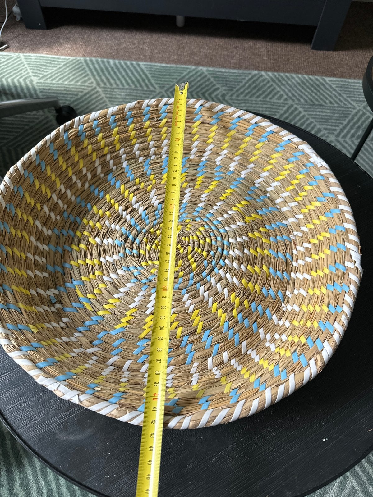 Decoratieve rieten schaal, geel, blauw, wit, Schaal, Rond, Ophalen of Verzenden, Zo goed als nieuw