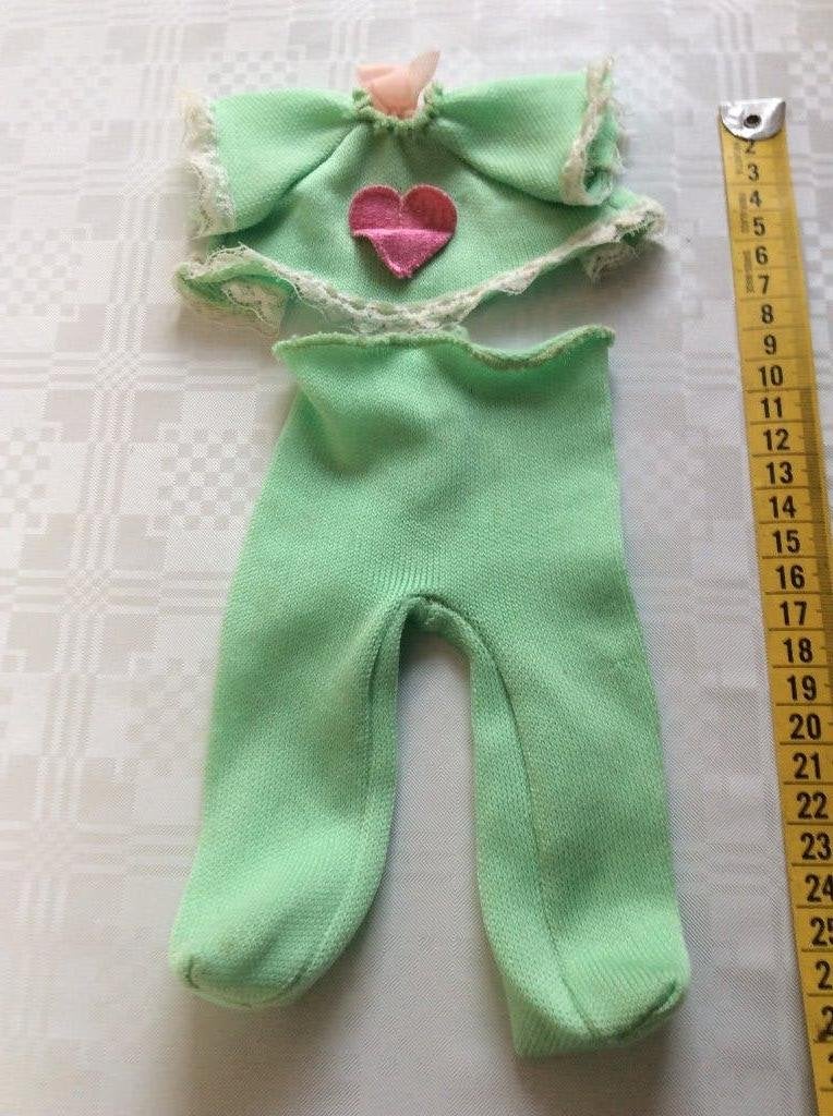 Mintgroen poppenpakje met hartje en kant, Verzamelen, Poppen, Ophalen of Verzenden, Gebruikt, Kleertjes
