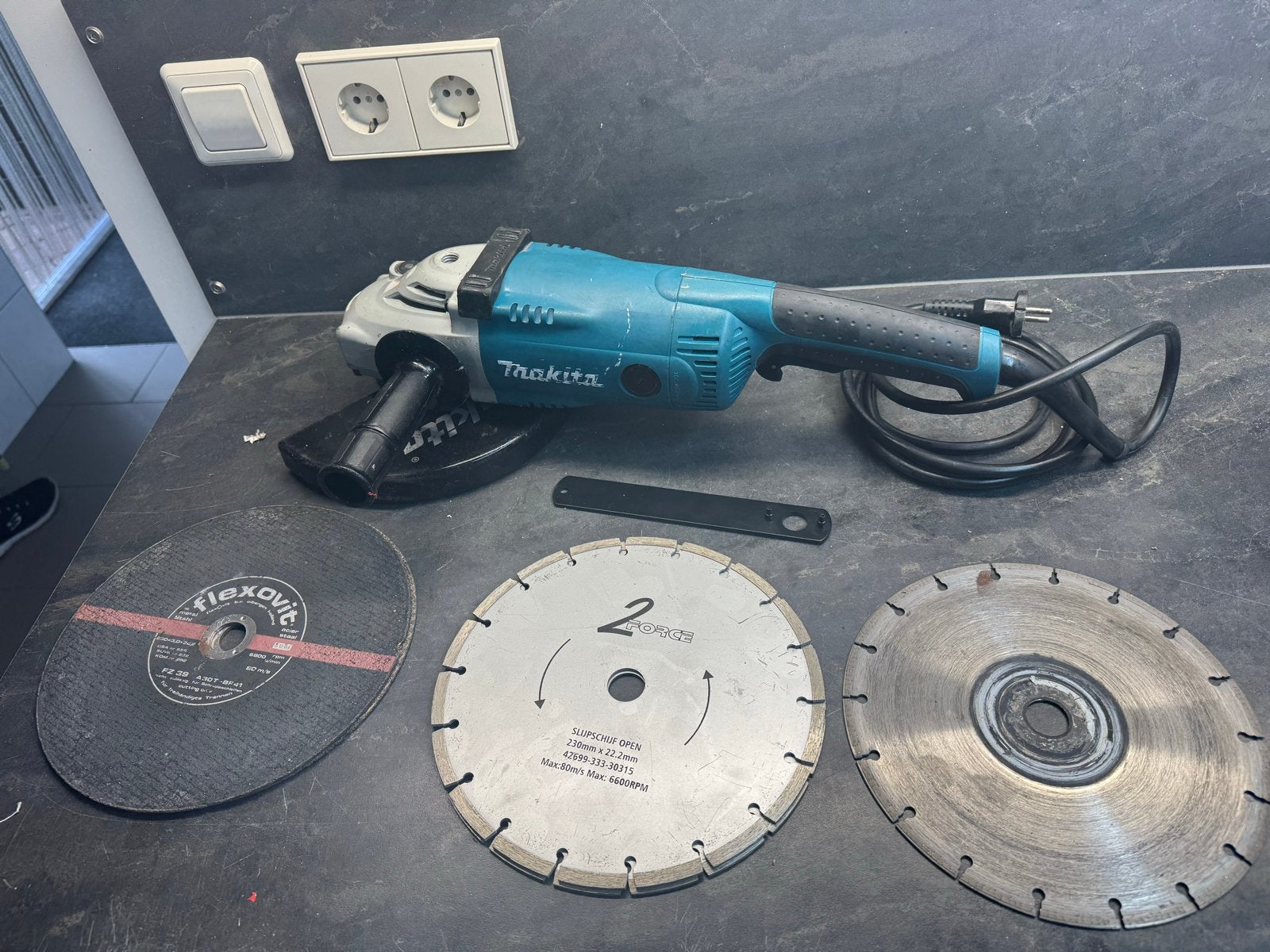 Makita GA9020 Haakse slijper 230 mm Z.G.A.N. met schijven, Doe-het-zelf en Verbouw, Gereedschap | Slijpmachines, Ophalen of Verzenden