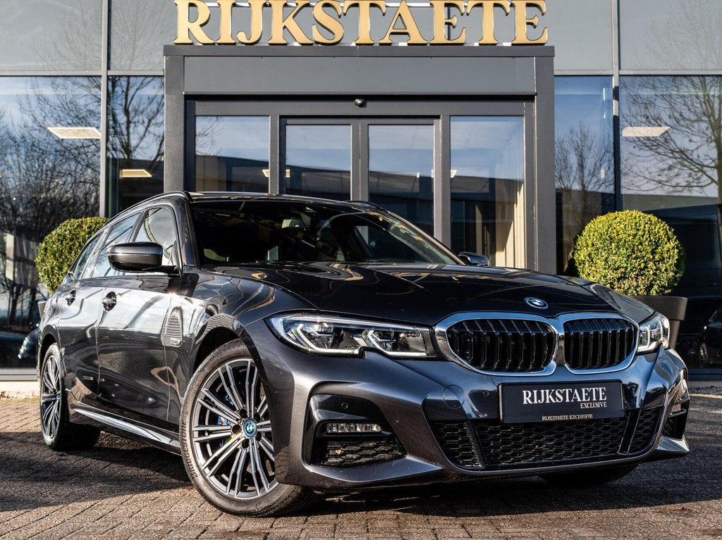 BMW 3-serie Touring 320e High Executive|PANO|M-PAKKET|18'', 1998 cc, Gebruikt, 4 cilinders, Lichtsensor