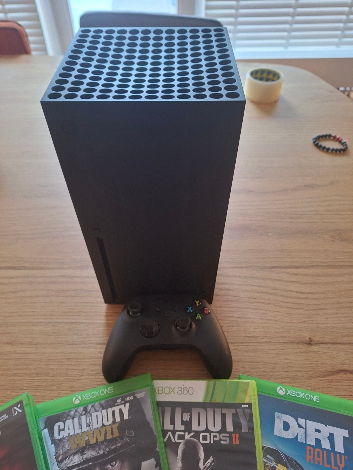 Foto 2 van Xbox Series X met games en controller