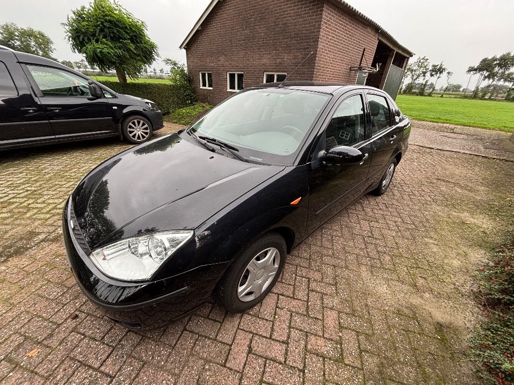 Ford Focus 1.4 I SDN 2002 Zwart, Auto's, 74 pk, Zwart, 4 cilinders, Origineel Nederlands