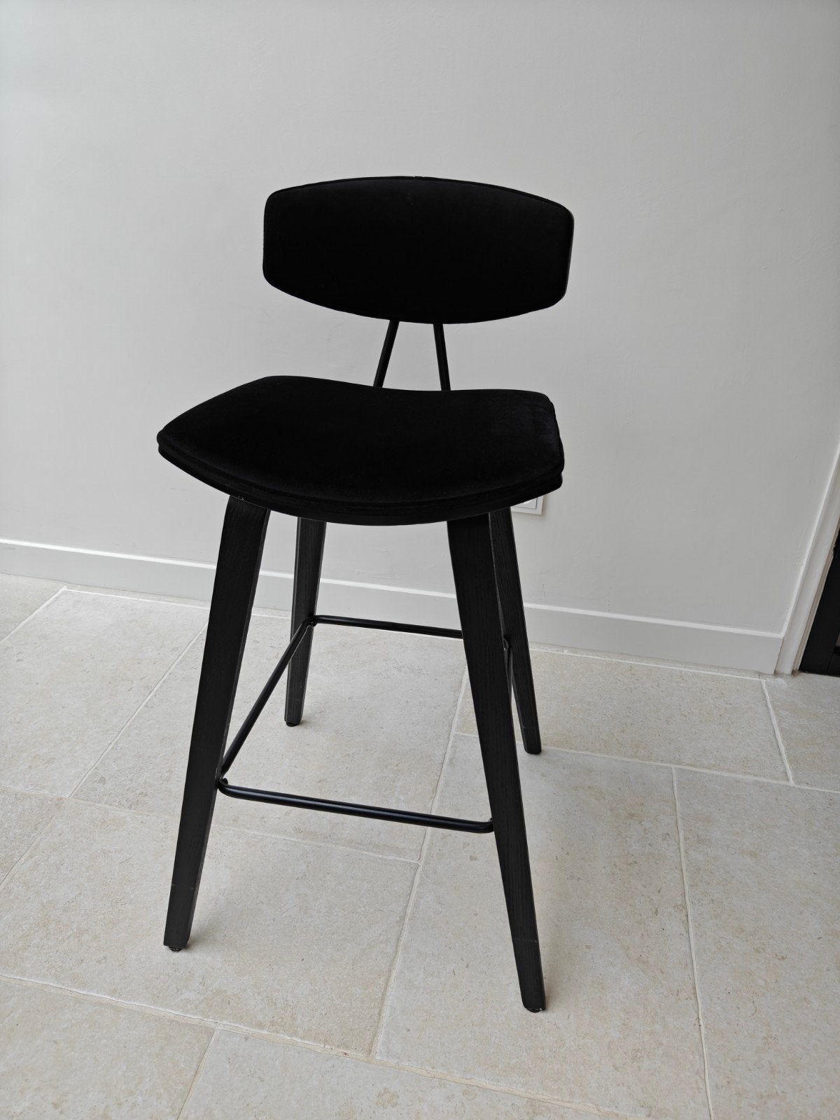 WOOOD Senn barstoel velvet Zwart, Huis en Inrichting, Barkrukken, 1 kruk, Ophalen, 60 tot 90 cm