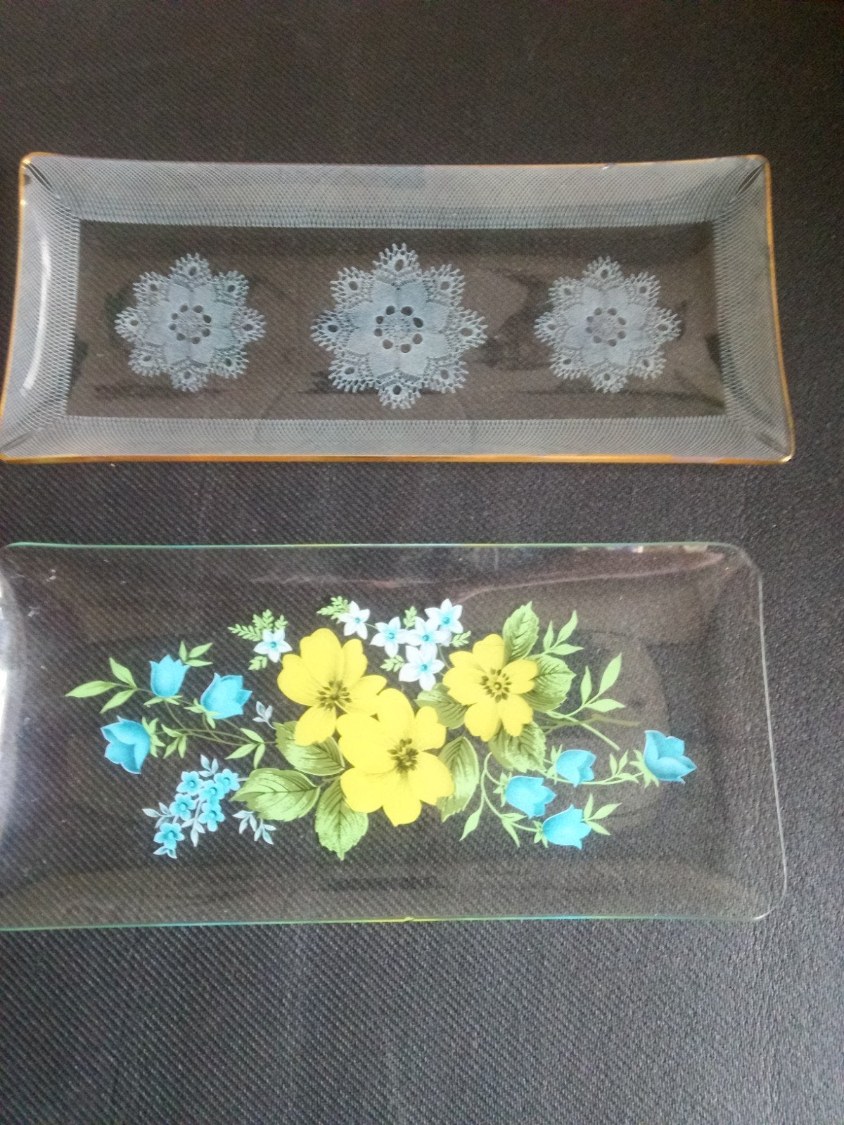 Twee oude glazen cake schaaltjes, Ophalen