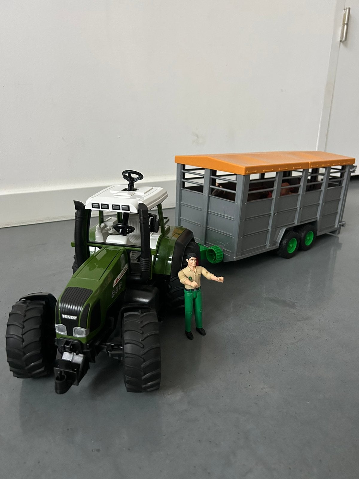 Bruder - Traktor met veewagen en vee, Ophalen, Zo goed als nieuw