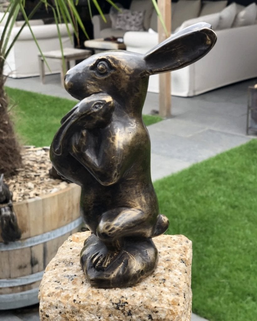 Wij gaan stoppen   Bronzen beeld | Moederliefde haas