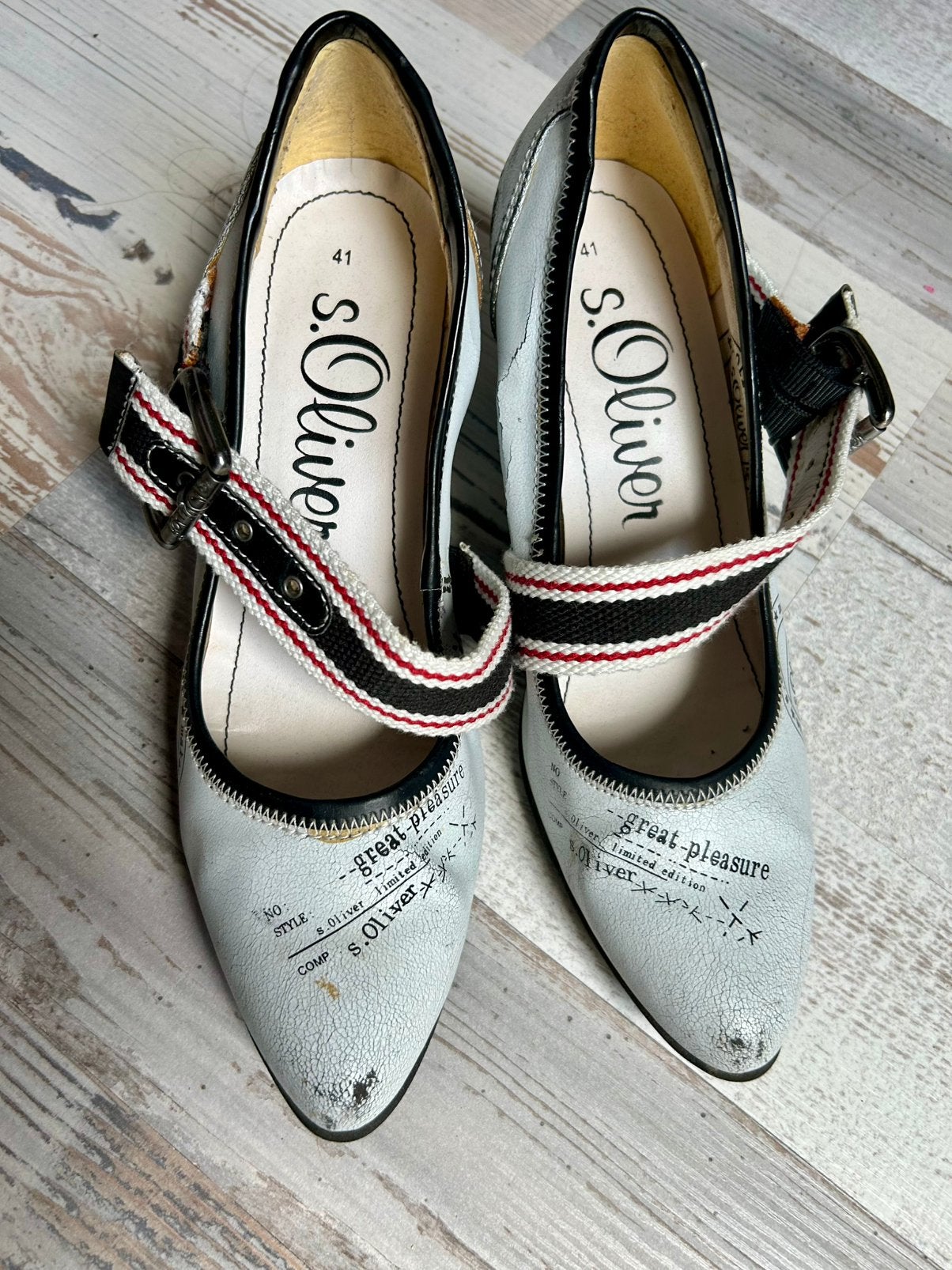 Vintage s.Oliver pumps met opvallende tekstprint en band, Pumps, Wit, Ophalen of Verzenden, Gedragen