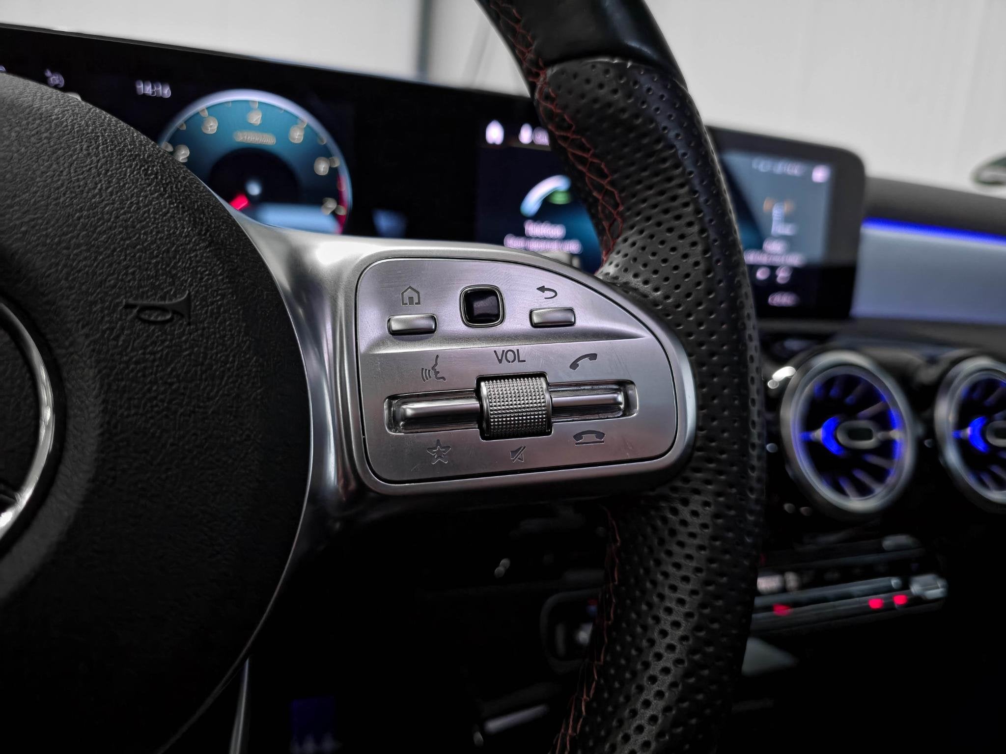 Foto 22 van Mercedes-Benz A-klasse 180 AMG | Burmester | Panoramadak | M