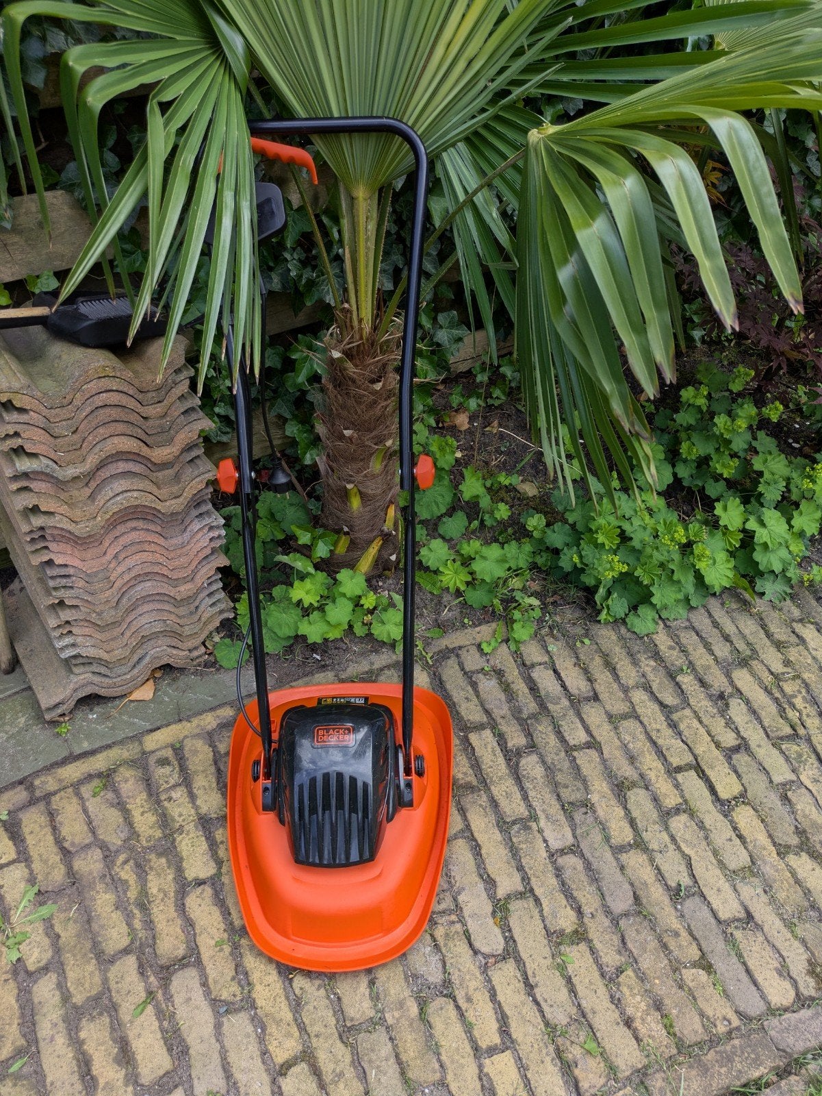 zweefgrasmaaier, Black & Decker,1200W, Eur 25,00, Ophalen, Elektrische grasmaaier, 30 t/m 39 cm, Zweefmaaier