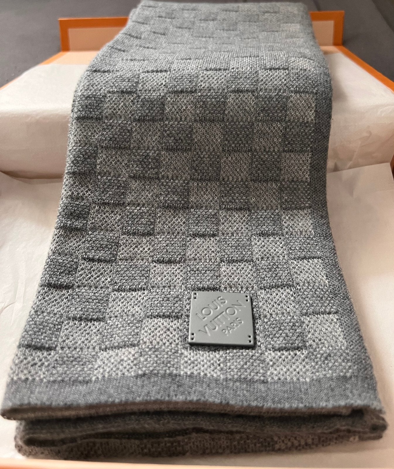 Louis Vuitton sjaal grijs (Orgineel) met bon, Ophalen of Verzenden, Zo goed als nieuw, Overige maten, Sjaal