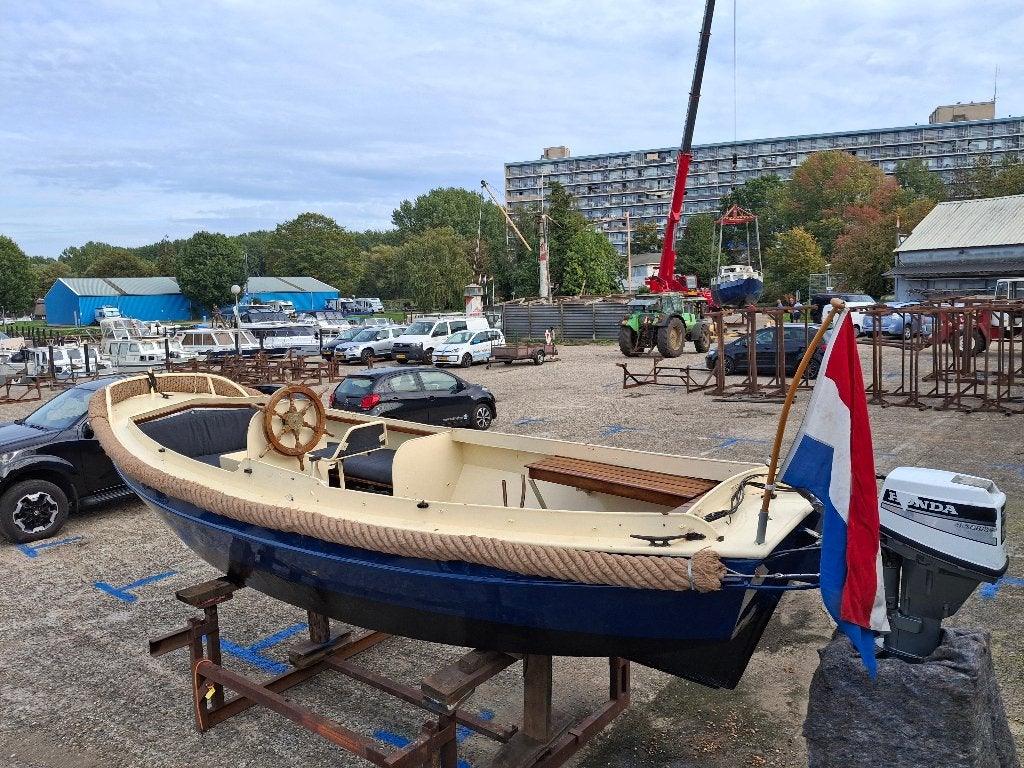 Sloep 6 meter staal incl: honda 15 pk 4 takt.