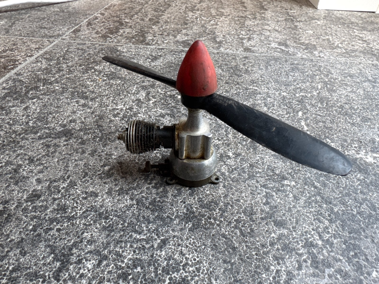 Thimble Drone vintage modelvliegtuig motor met propeller, Ophalen of Verzenden, Gebruikt, Benzine