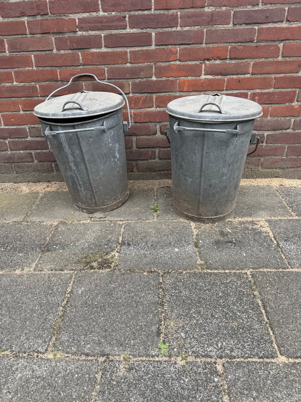 Set van 2 vintage metalen vuilnisbakken met deksel, Huis en Inrichting, Woonaccessoires | Prullenbakken, Ophalen, Gebruikt, 40 liter of meer