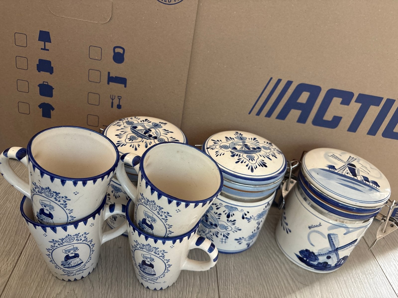 Delfts Blauw Servies: 3 Voorraadpotten & 4 Mokken Xenos, Gebruikt, Overige merken, Keramiek, Delftsblauw