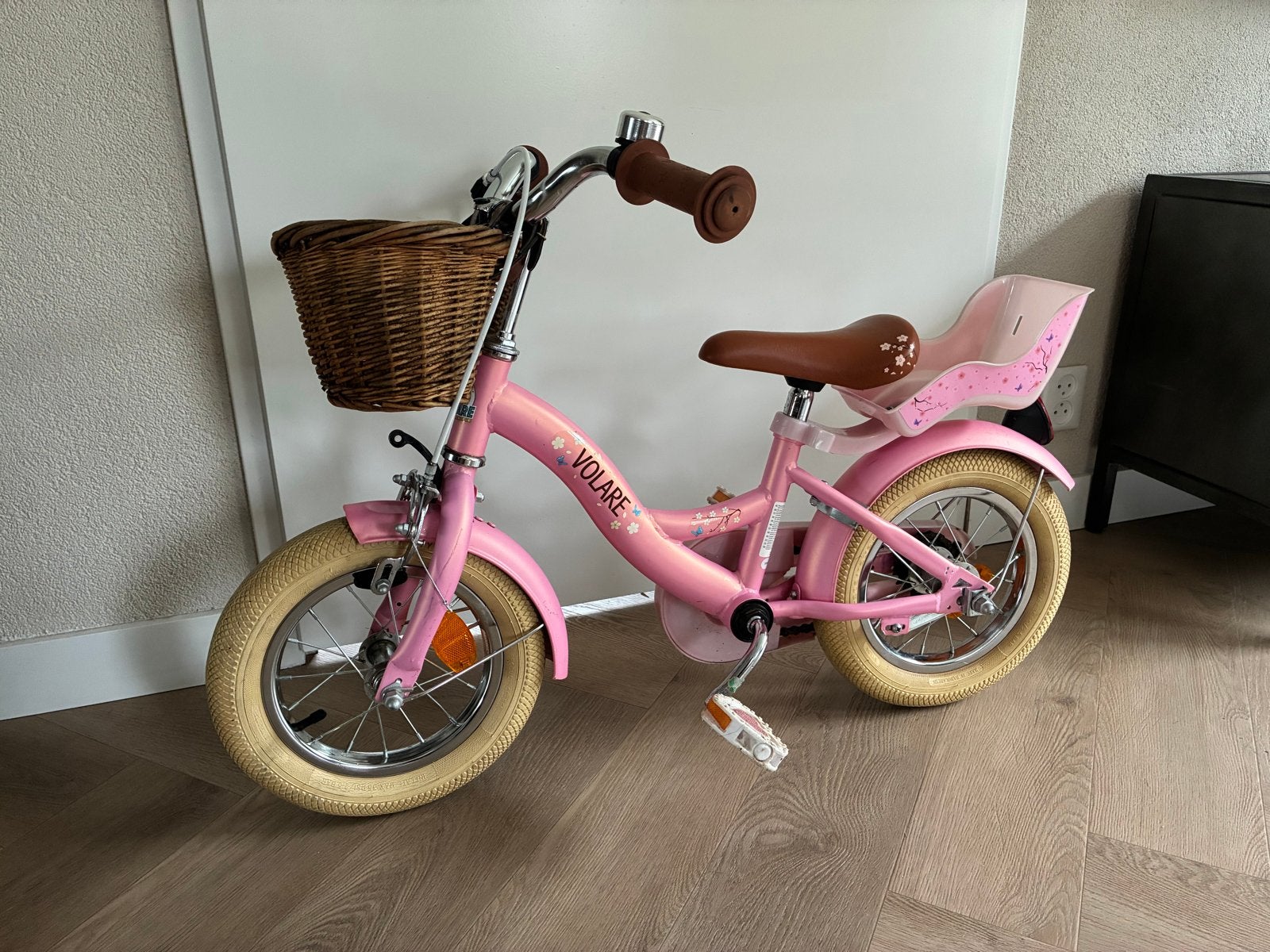Roze Volare kinderfiets 12 inch met mandje en poppenzitje, Ophalen, Terugtraprem, Zijwieltjes, Gebruikt