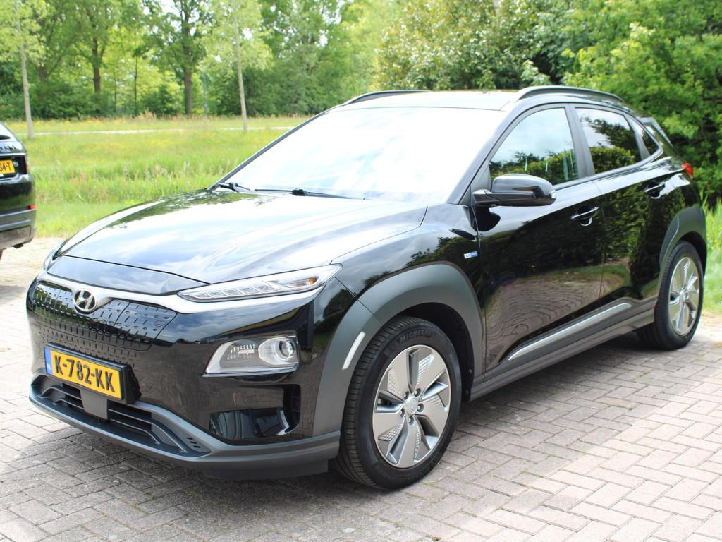 Hyundai Kona EV Premium 64 kWh | Trekhaak | Leder | Stoelver, Gebruikt, 445 min, Adaptive Cruise Control, Zwart
