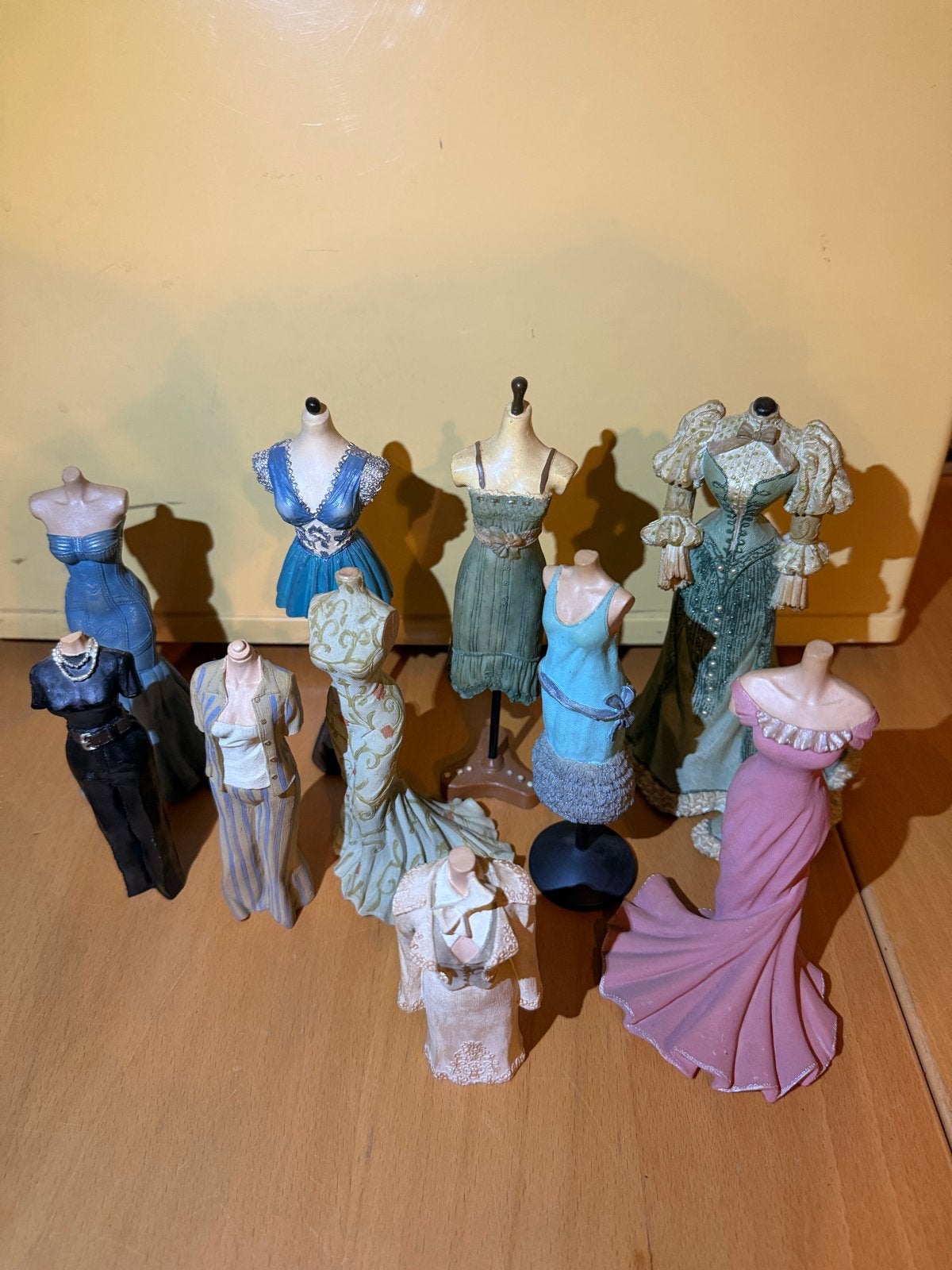 Set van 10 Vintage Miniatuur Jurken op Paspop, Vintage, Gebruikt, Meerkleurig, Ophalen of Verzenden