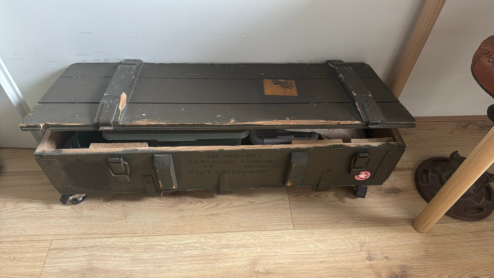 Vintage militaire kist op wielen - unieke opberger, Ophalen, Minder dan 50 cm, Gebruikt, 50 tot 100 cm