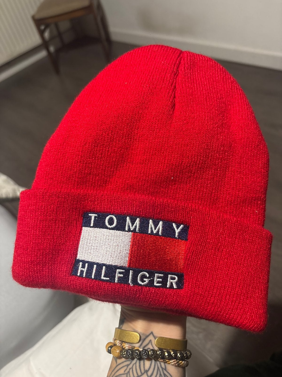 Rode Tommy Hilfiger Muts - nieuw, Ophalen of Verzenden, Nieuw, Maat 38/40 (M), Muts