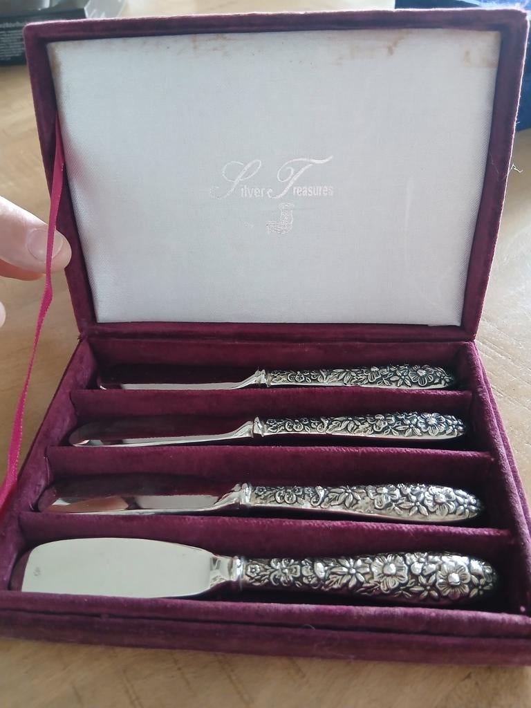 Set van 4 verzilverde botermesjes in geschenkdoos, Antiek en Kunst, Antiek | Bestek, Ophalen of Verzenden