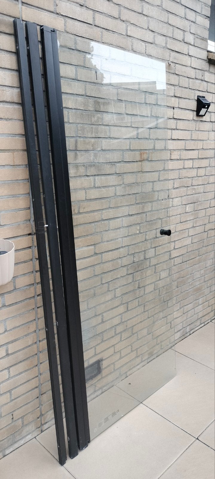 Glazen wand met veiligheidsglas en zwart frame, Ophalen, Gevelraam of Ruit, Gebruikt, 80 tot 120 cm