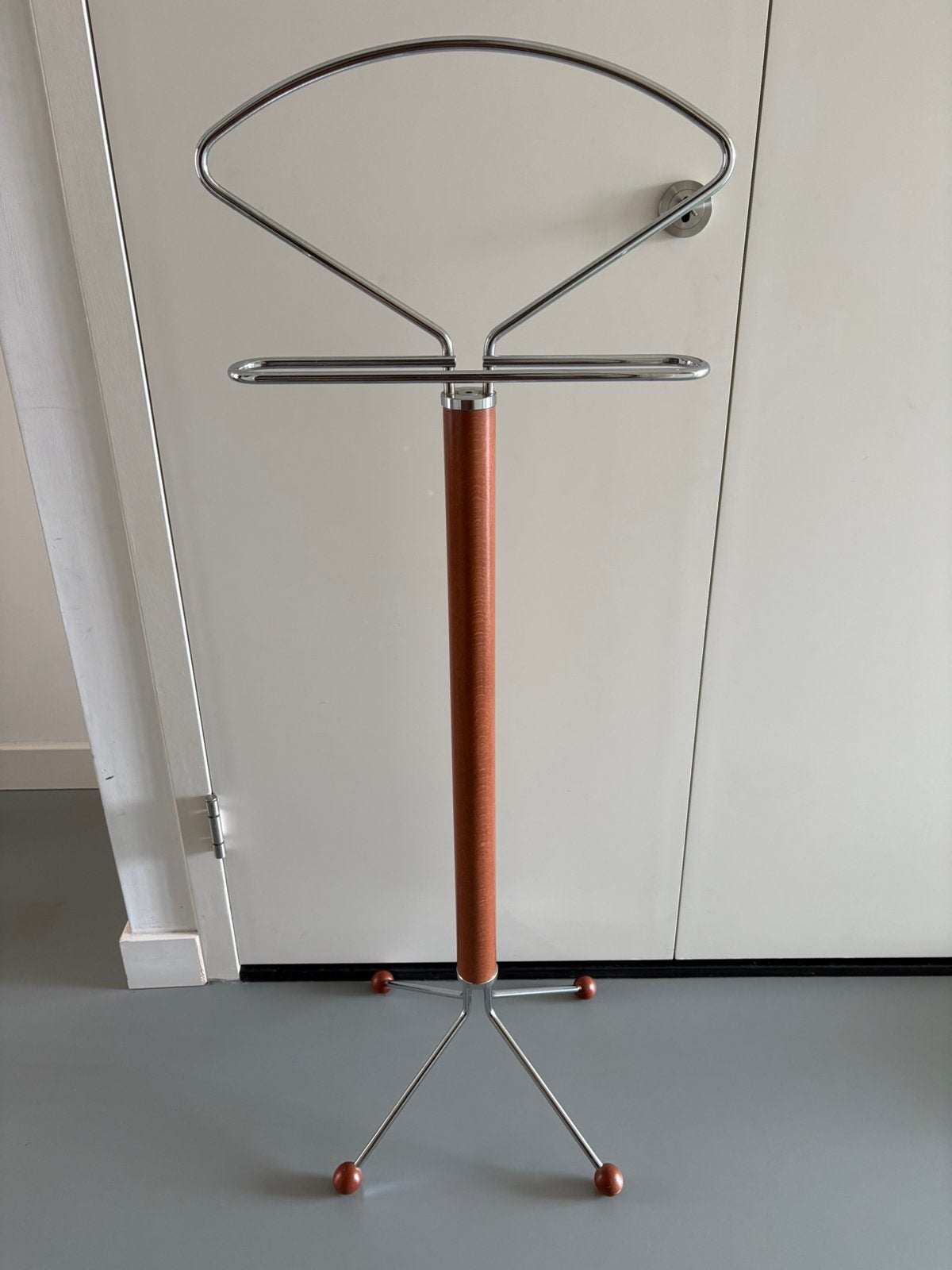 Dressboy van hout en chroom, Gebruikt, 100 tot 150 cm, Ophalen of Verzenden, Staande kapstok