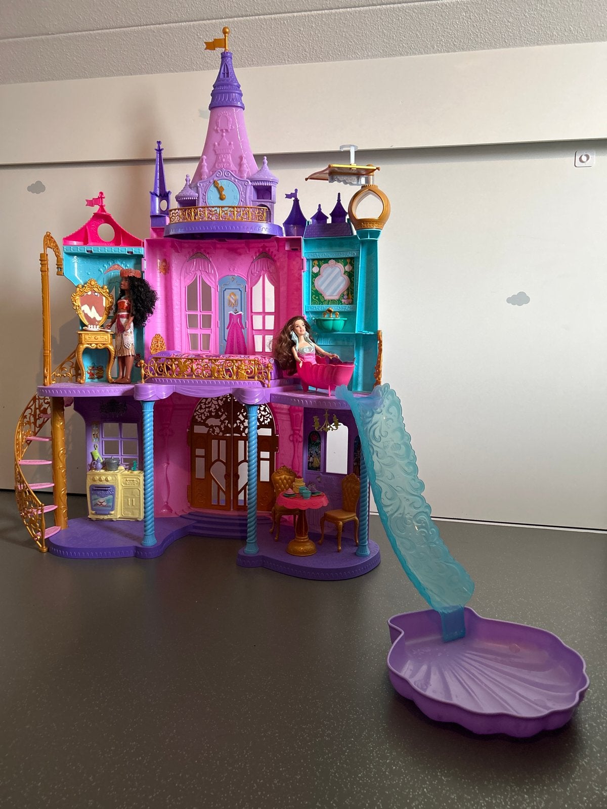 Disney Barbie Droomkasteel (compleet met 2 extra barbies), Kinderen en Baby's, Ophalen, Zo goed als nieuw, Poppenhuis