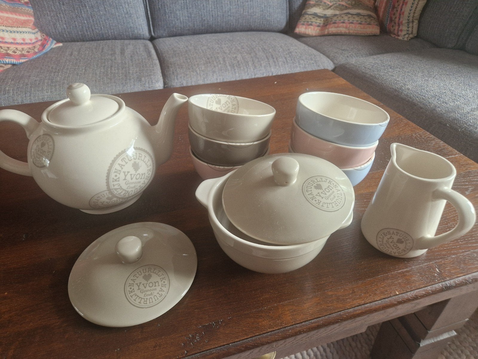 Servies met kommen en melkkan - Yvon Natuurlijk, Overige merken, Keramiek, Ophalen of Verzenden, Zo goed als nieuw
