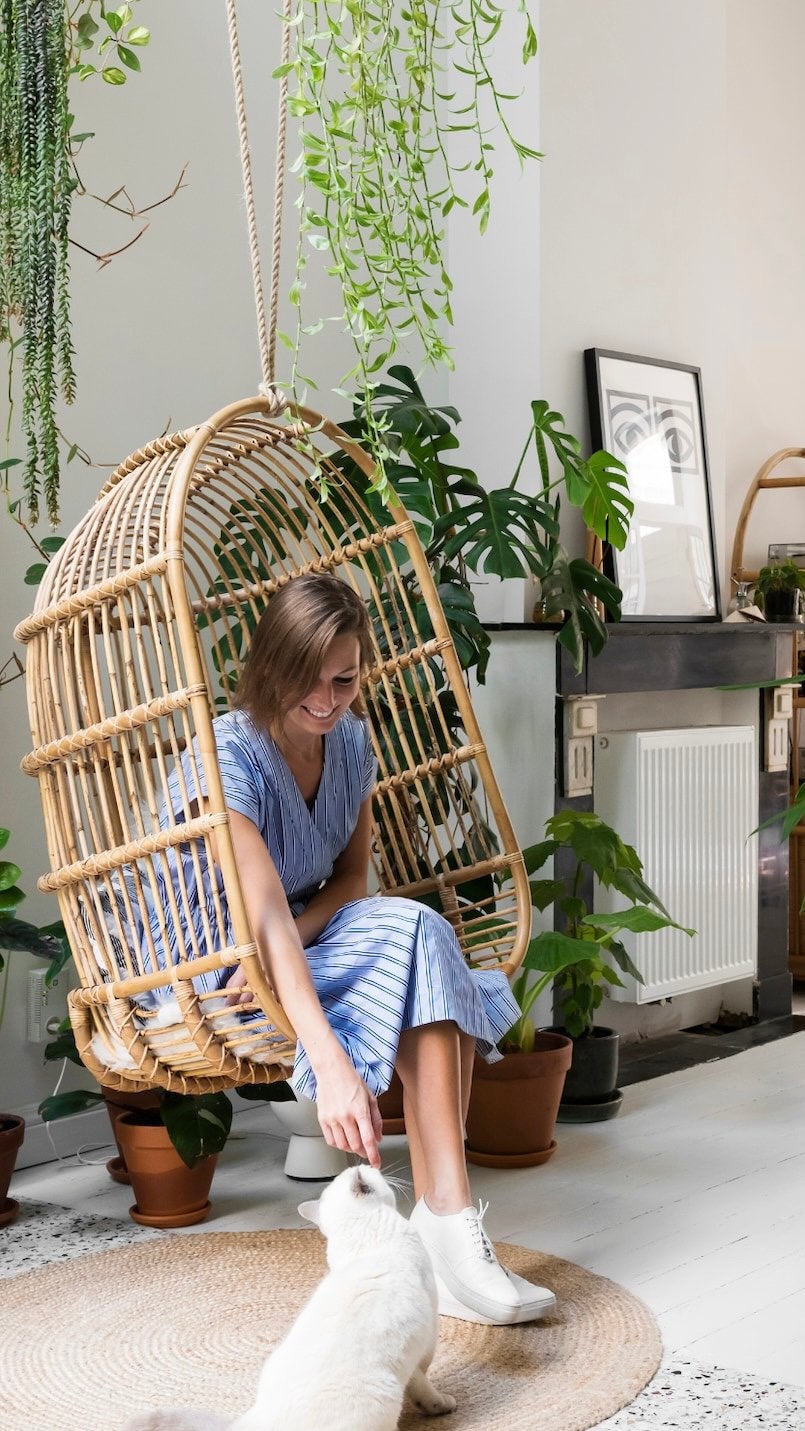 Rotan hangstoel met kussen nieuwstaat, Ophalen, Bruin, Riet of Rotan, Zo goed als nieuw