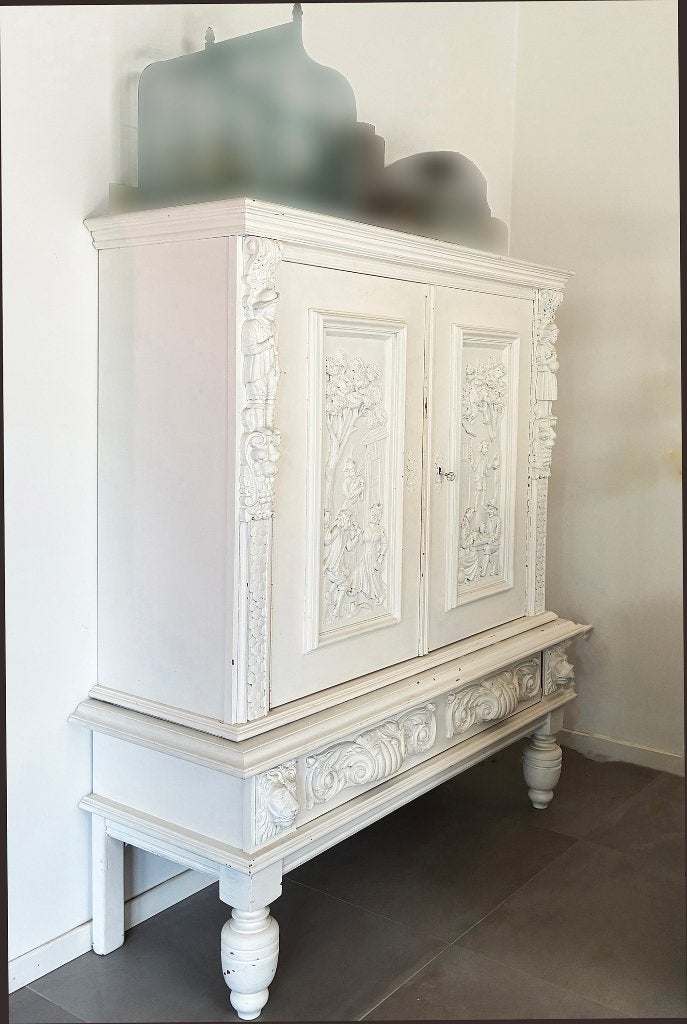 Vintage kast met gebeeldhouwde elementen