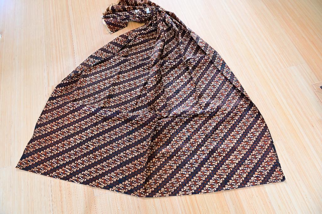 Batikdoek Parang Rusak – Kain Panjang – West-Java Indonesië, Hobby en Vrije tijd, Stoffen en Lappen, Bruin, Ophalen of Verzenden