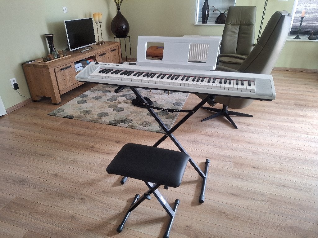 Elektrische piano Yamaha met krukje, standaard en draagtas, Ophalen, Zo goed als nieuw, Wit, Overige typen