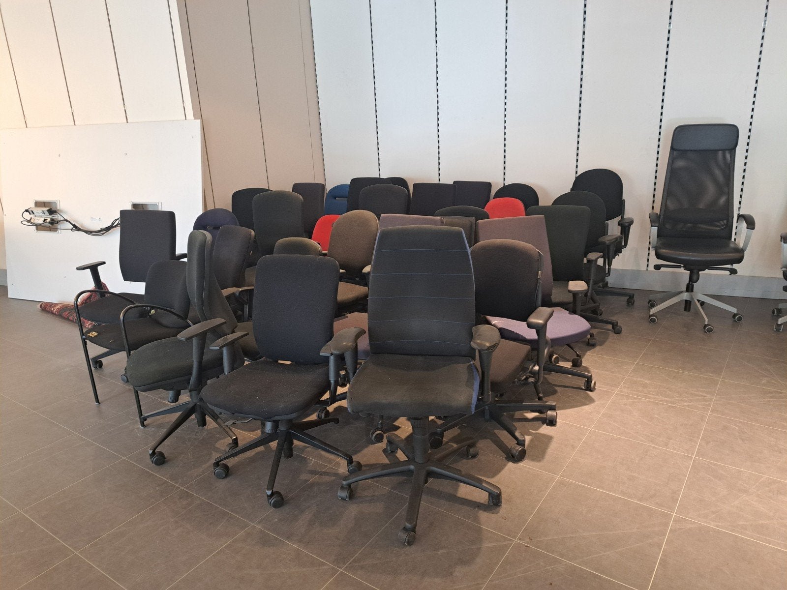 ongeveer 30 buro stoelen GRATIS, Ophalen of Verzenden, Skcp, Info@skcpshop.nl, Haefland 7